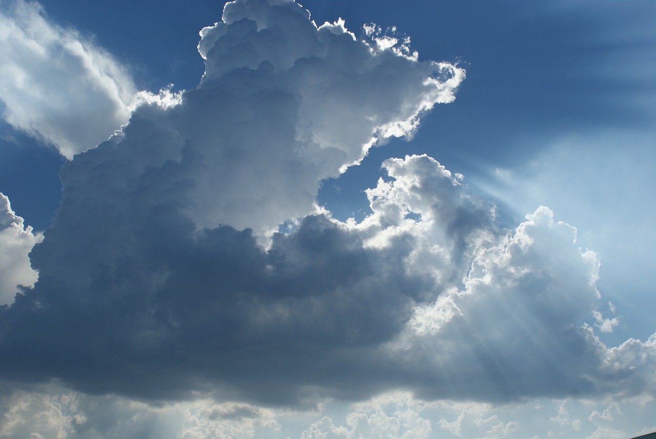 meteo di domenica e lunedì: nubi sparse e qualche nota instabile