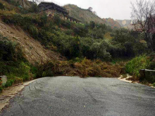 Piogge torrenziali in Calabria: danni e disagi ovunque. A Catanzaro si rompe l'acquedotto.