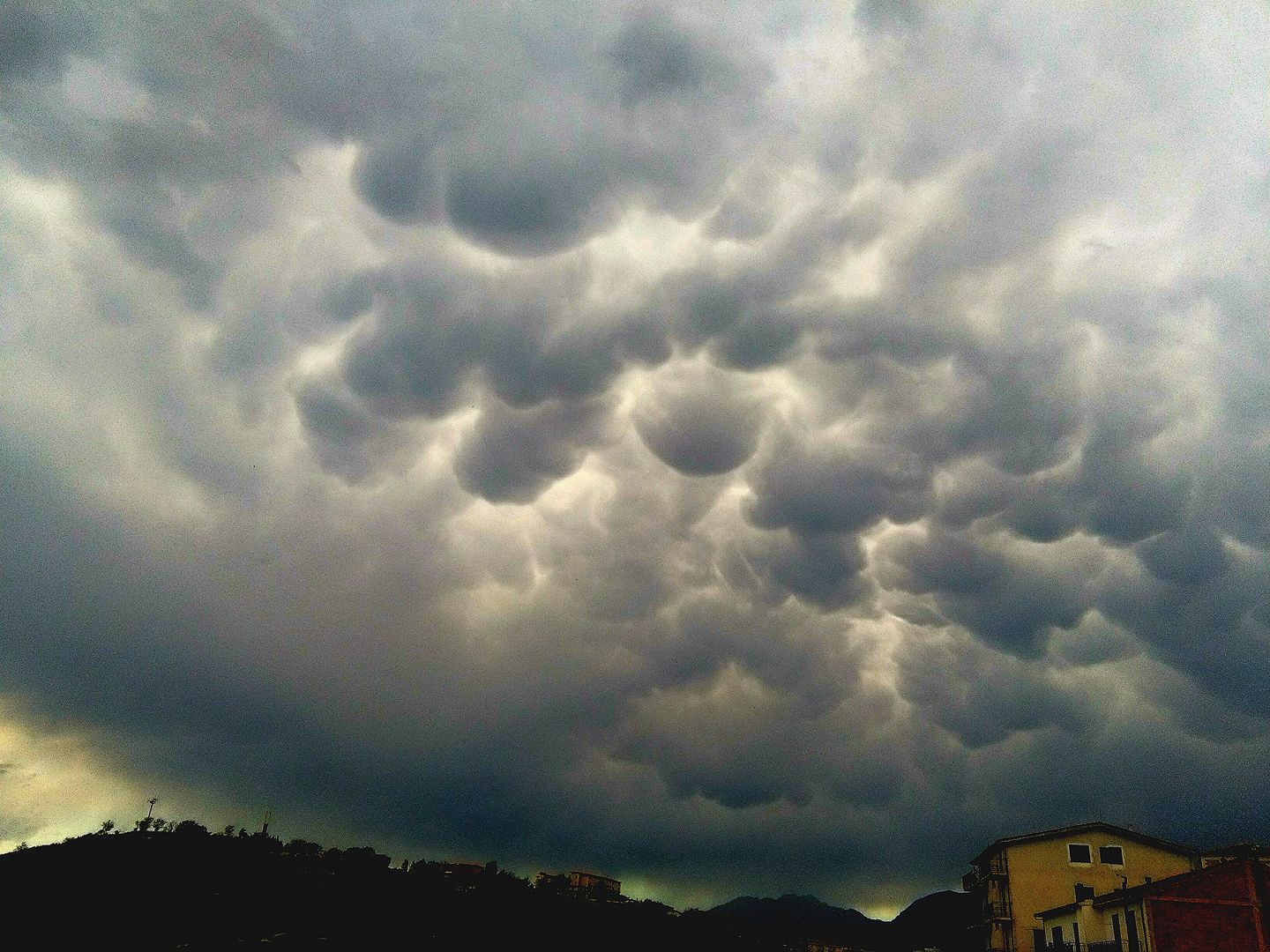 Martedì di maltempo sulla Calabria con rovesci e temporali. Mercoledì migliorerà ma non ovunque.