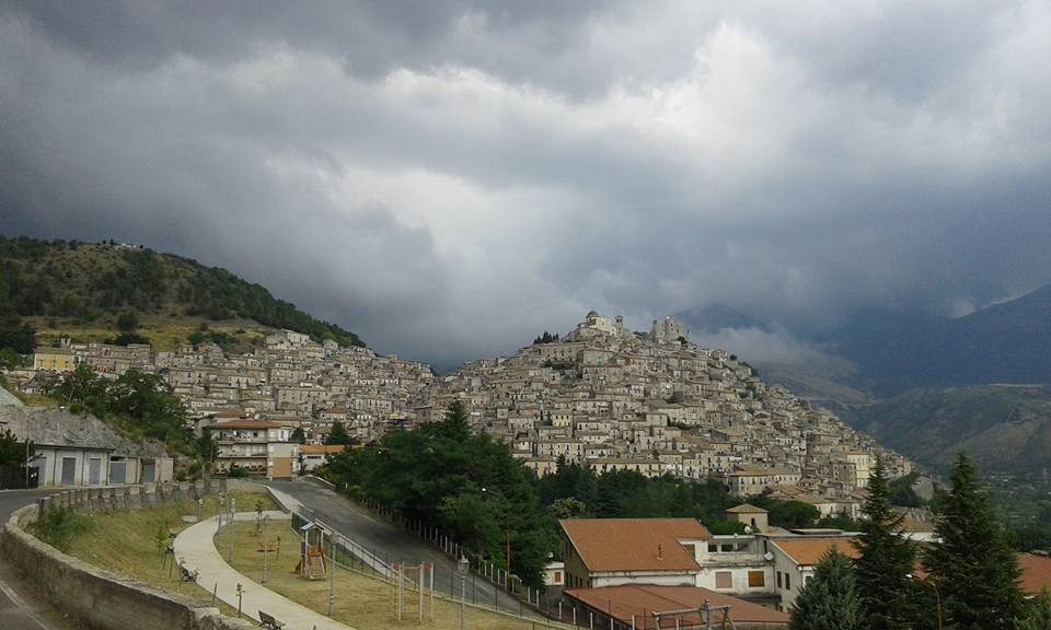 Giovedì con piogge sparse e temperature in aumento. Venerdì temporaneo miglioramento...