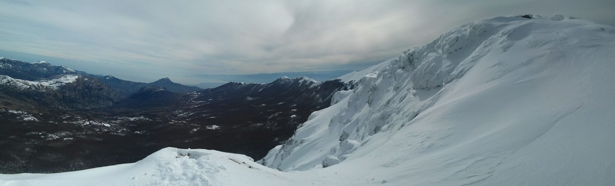 Tempo variabile con piogge sparse e nevicate sui monti, in particolare da mercoledì