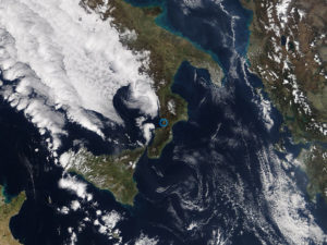 Persiste l'alta pressione: tempo stabile con nubi sparse sul Tirreno.