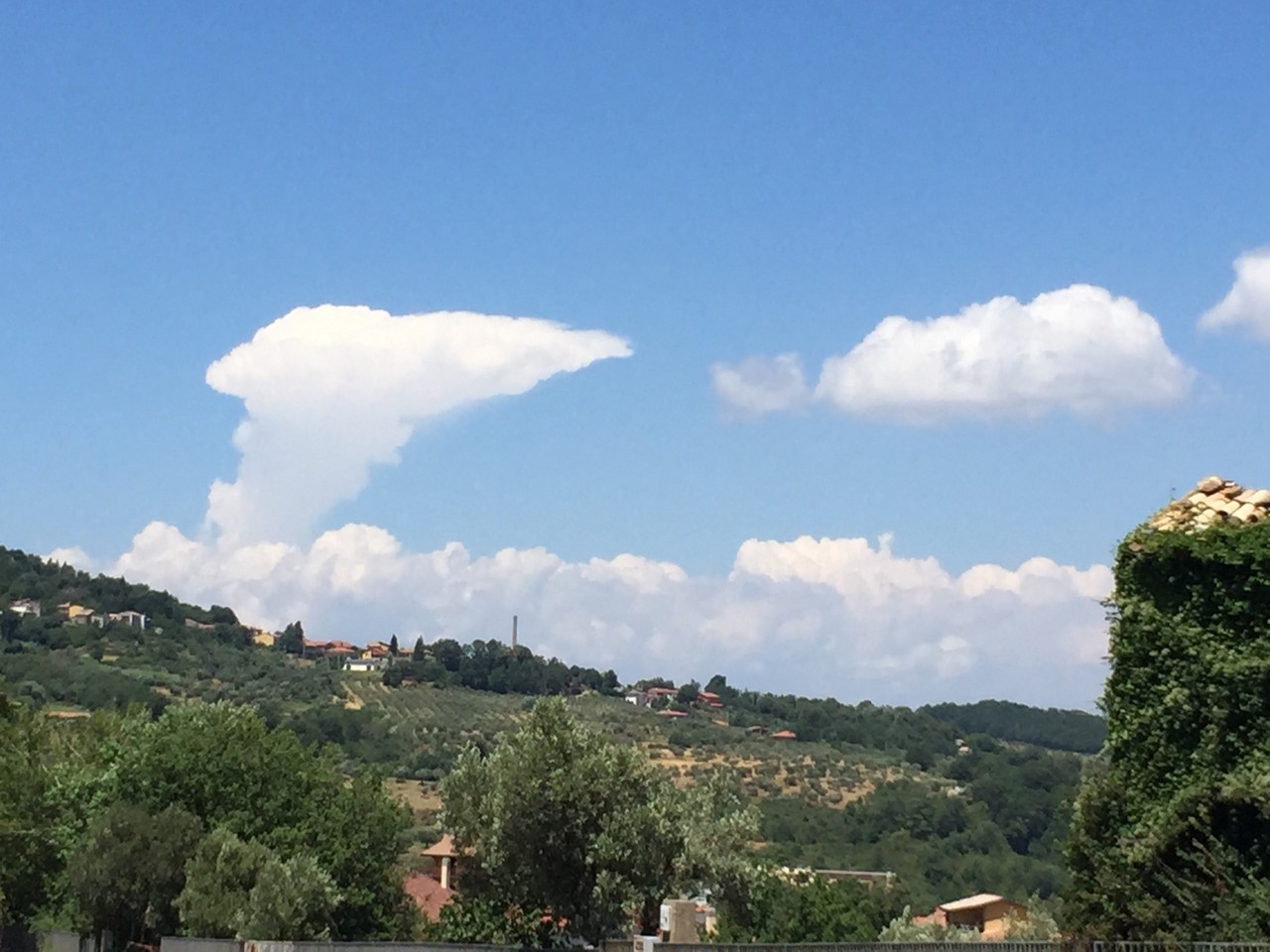 Insiste la fase di caldo con qualche grado in meno e locali insidie pomeridiane