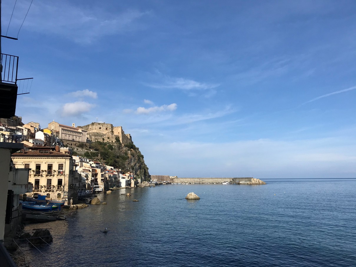 scilla chianalea sereno mare velato